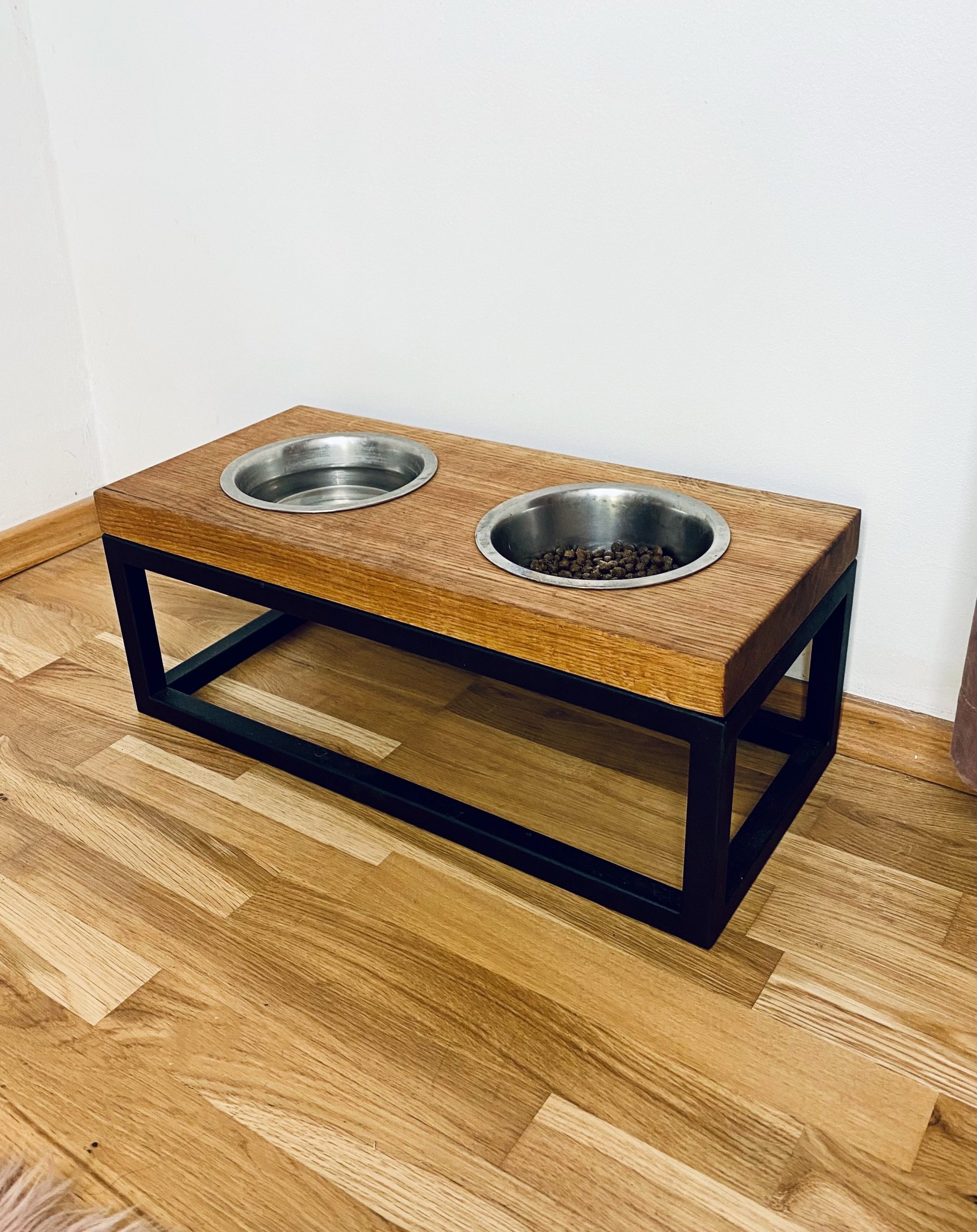 Stojak PUPIL z miskami dla psa/kota