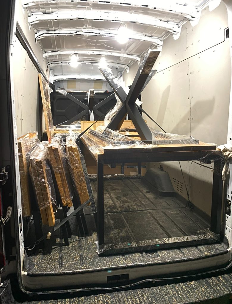 Transpot Mebloft Stoły Mebloft zapakowane na busa w celu transportu do klienta. Dostawa stołów.