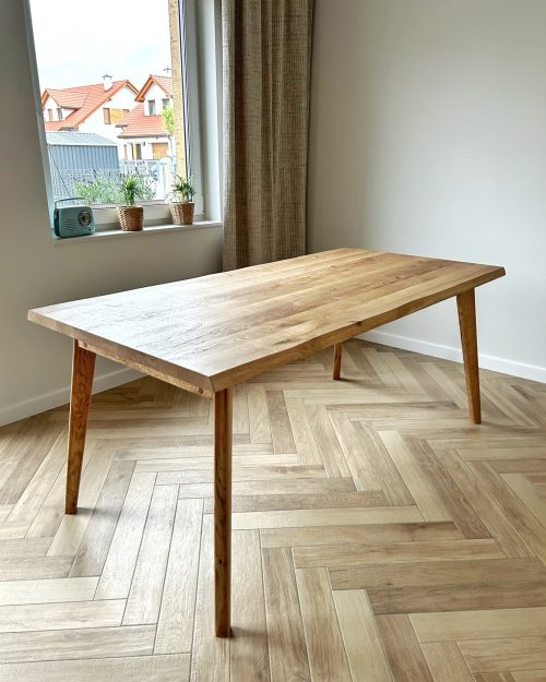 Stół drewniany dębowy wooden. Blat i nogi wykonane z litego drewna dębowego lakierowanego.