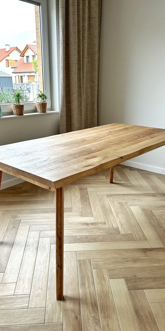 Stół drewniany dębowy wooden. Blat i nogi wykonane z litego drewna dębowego lakierowanego.