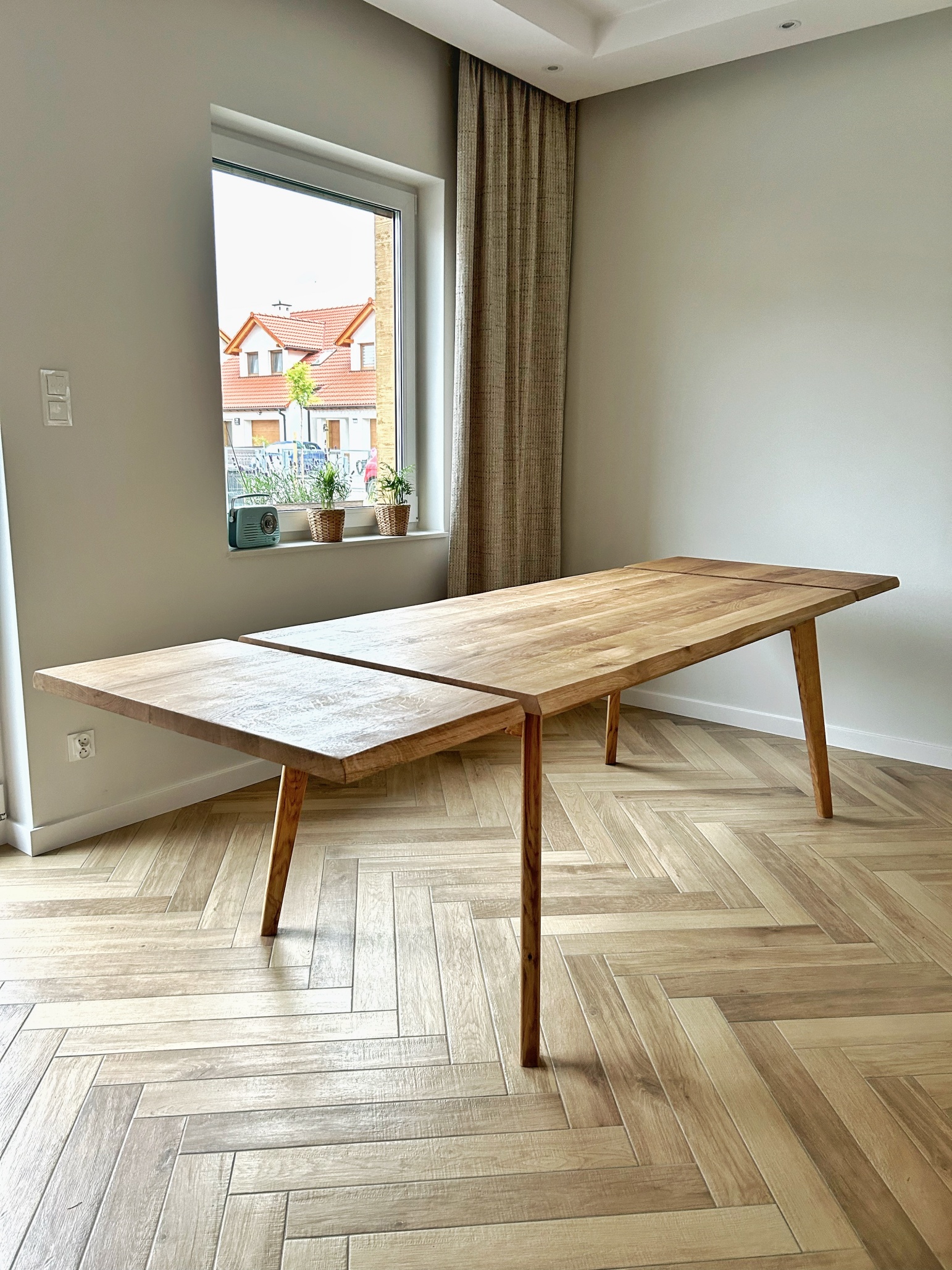 Stół dębowy wooden Stół drewniany dębowy wooden. Blat i nogi wykonane z litego drewna dębowego lakierowanego.