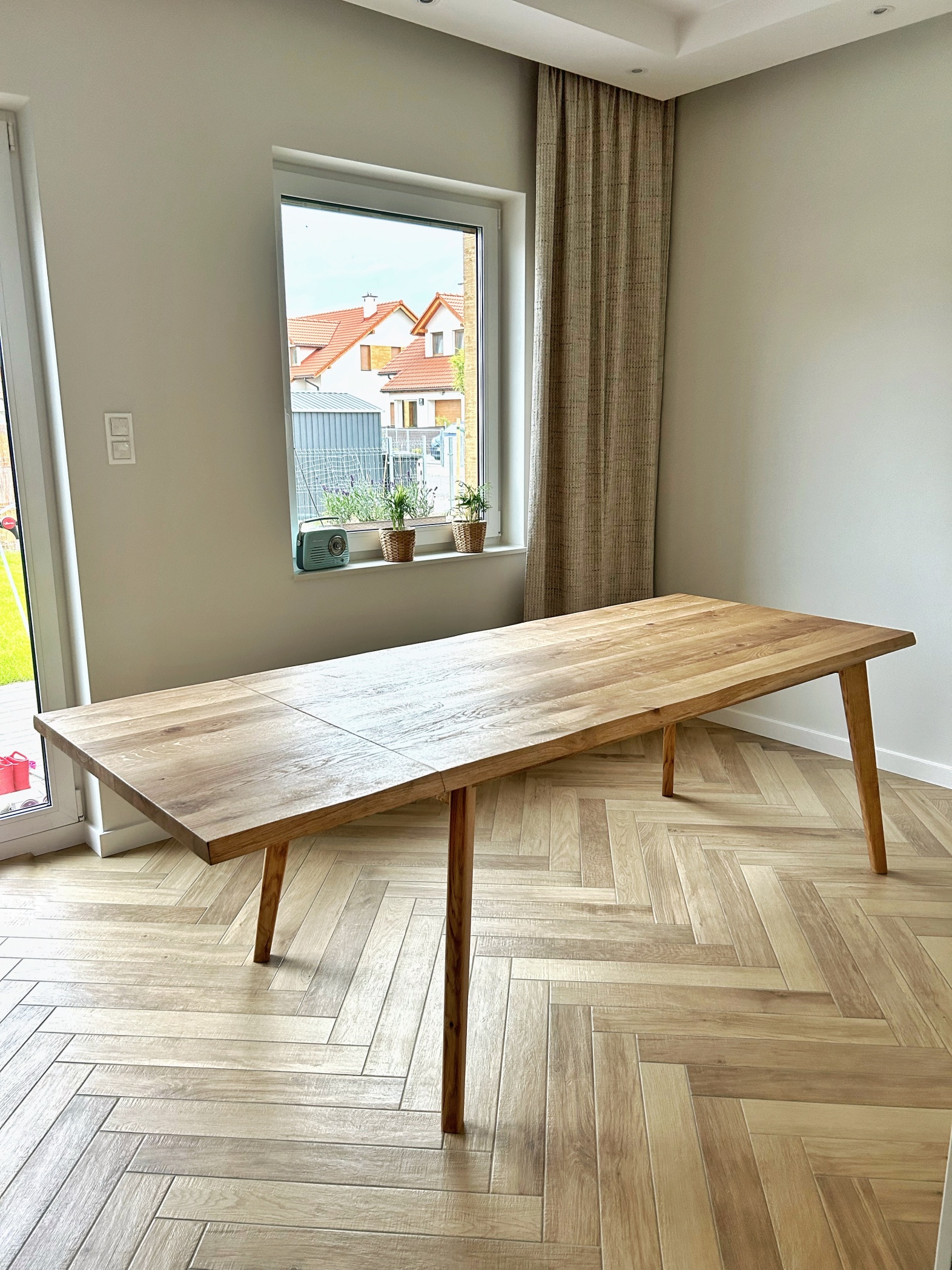 Stół dębowy wooden Stół drewniany dębowy wooden. Blat i nogi wykonane z litego drewna dębowego lakierowanego.