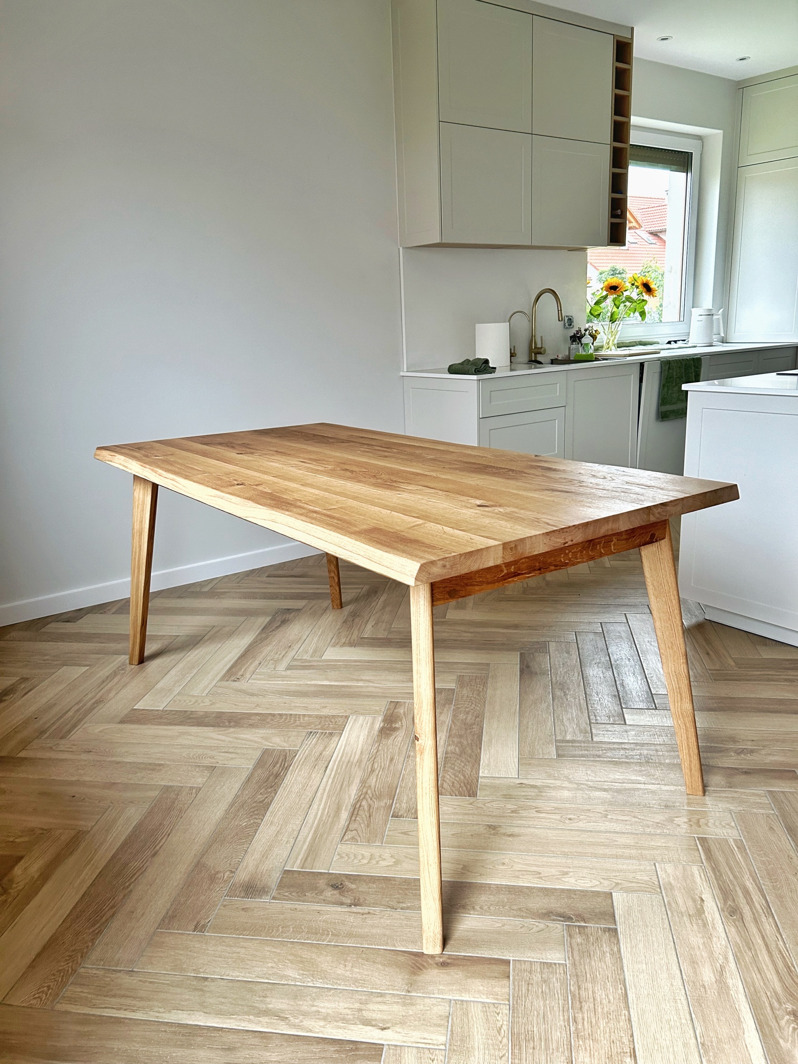 Stół dębowy wooden Stół drewniany dębowy wooden. Blat i nogi wykonane z litego drewna dębowego lakierowanego.