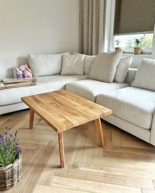 Stolik kawowy ława drewniany dębowy wooden. Blat i nogi wykonane z litego drewna dębowego lakierowanego.