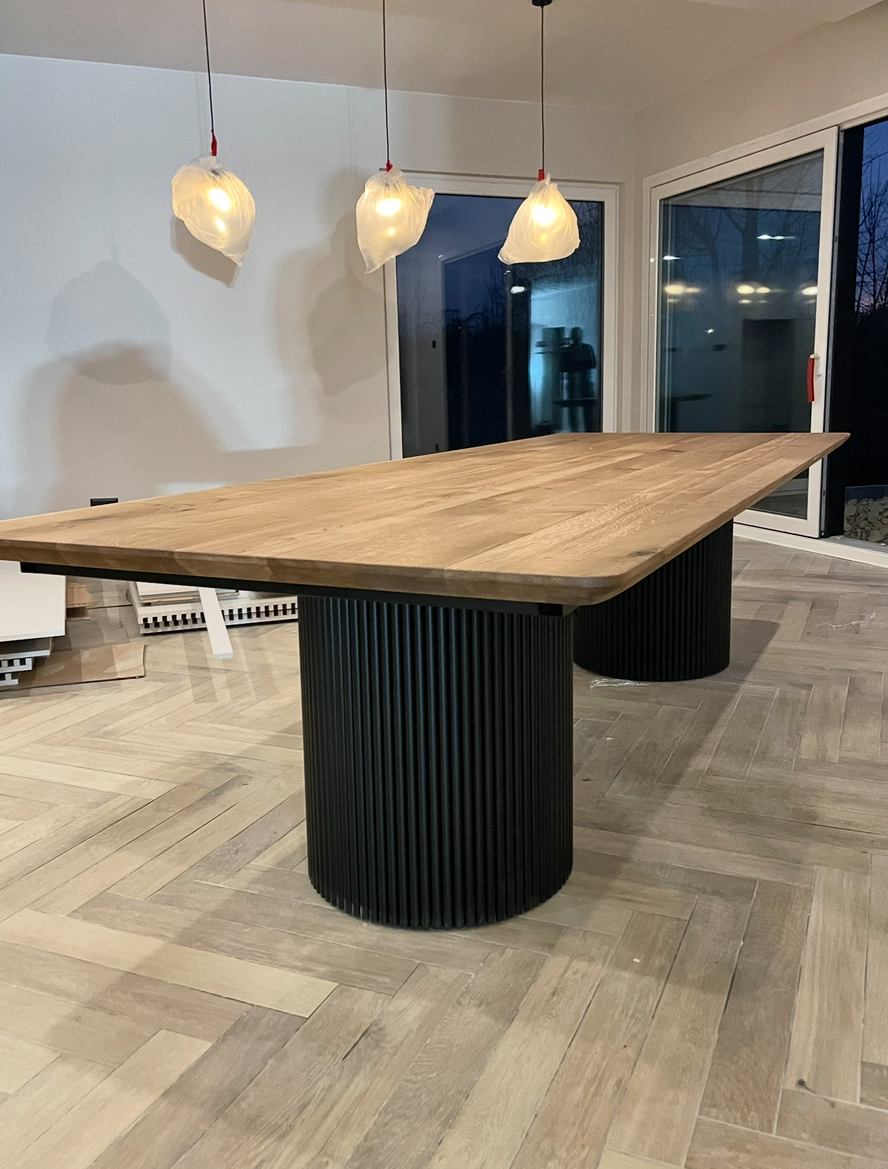 Stół dębowy TUBES Stół dębowy TUBES z nogami z rurek stalowych rozkładany