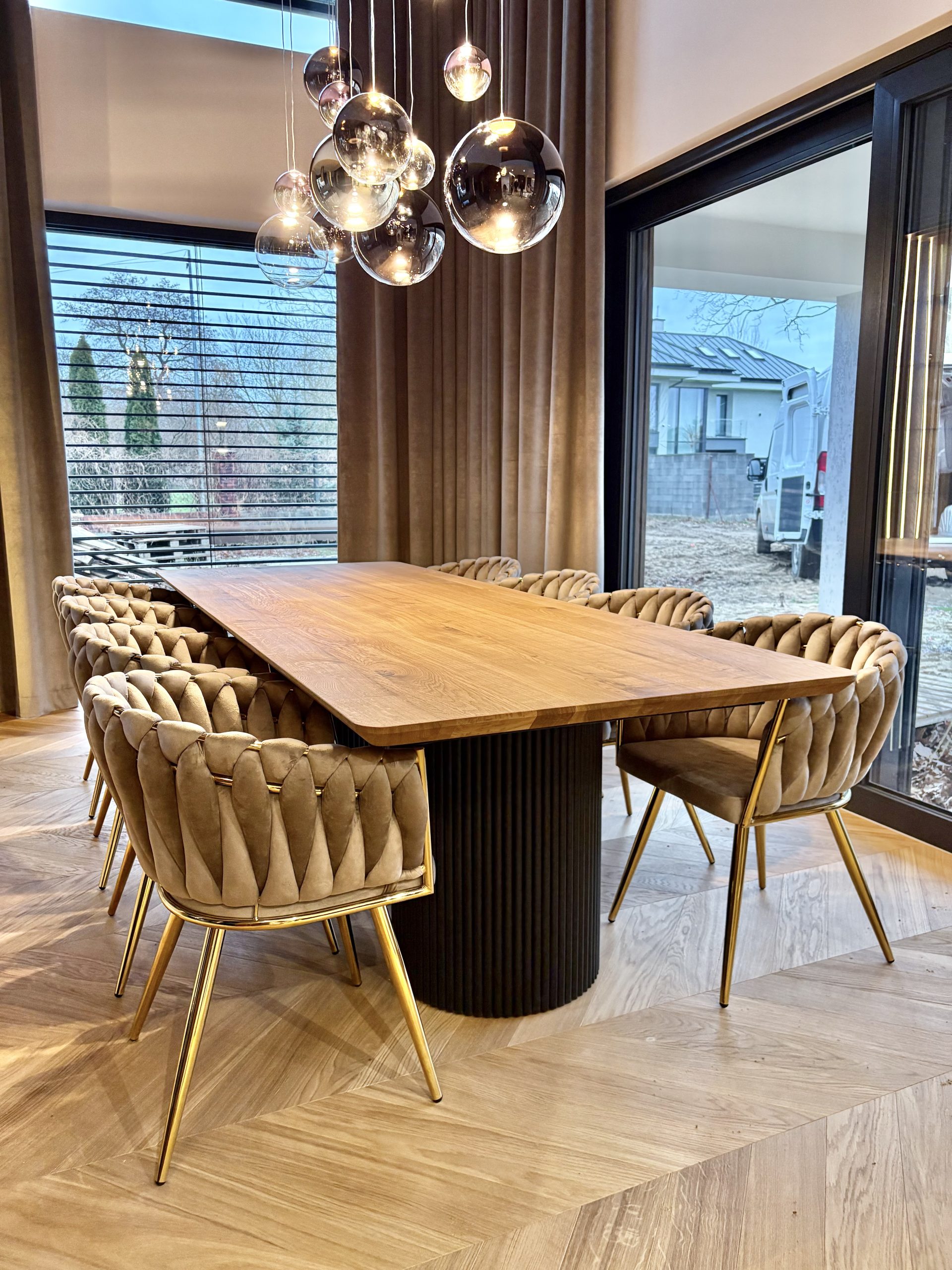 Stół dębowy TUBE Stół dębowy TUBE z nogami okrągłymi z rurek stalowych rozkładany