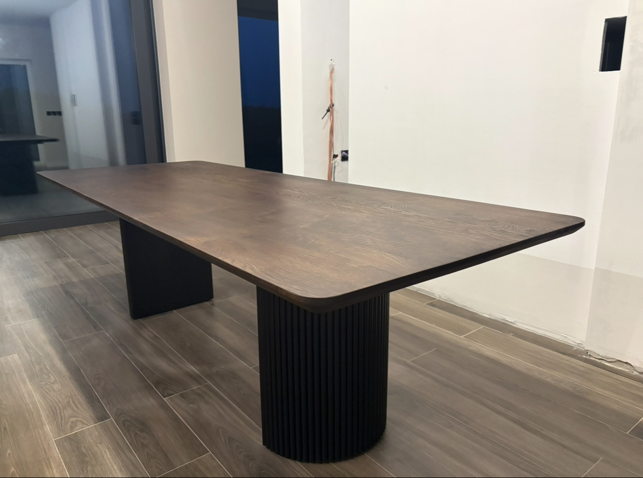 Stół dębowy TUBE Stół dębowy TUBE rozkładany na wymiar do salonu