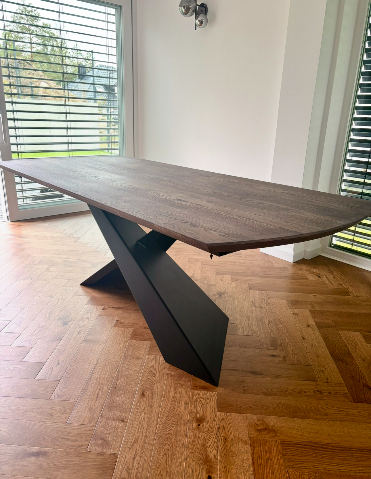 Stół dębowy LOTYA Stół dębowy LOTYA stalowa nowoczesna noga na jednej nodze rozkładany duży stół do jadalni