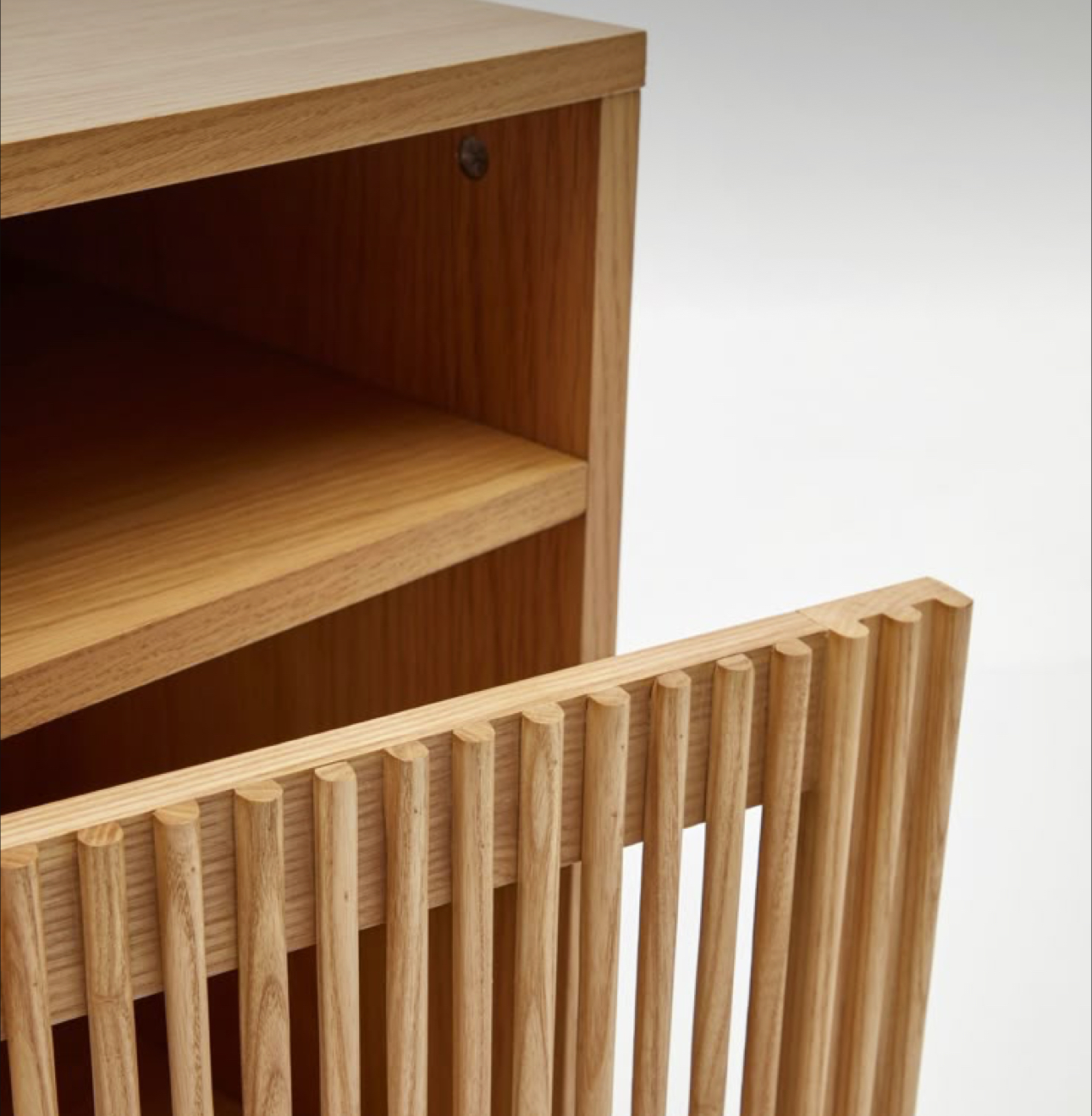 Szafka dębowa SELVI Szafka dębowa SELVI z ryflowanym frontem