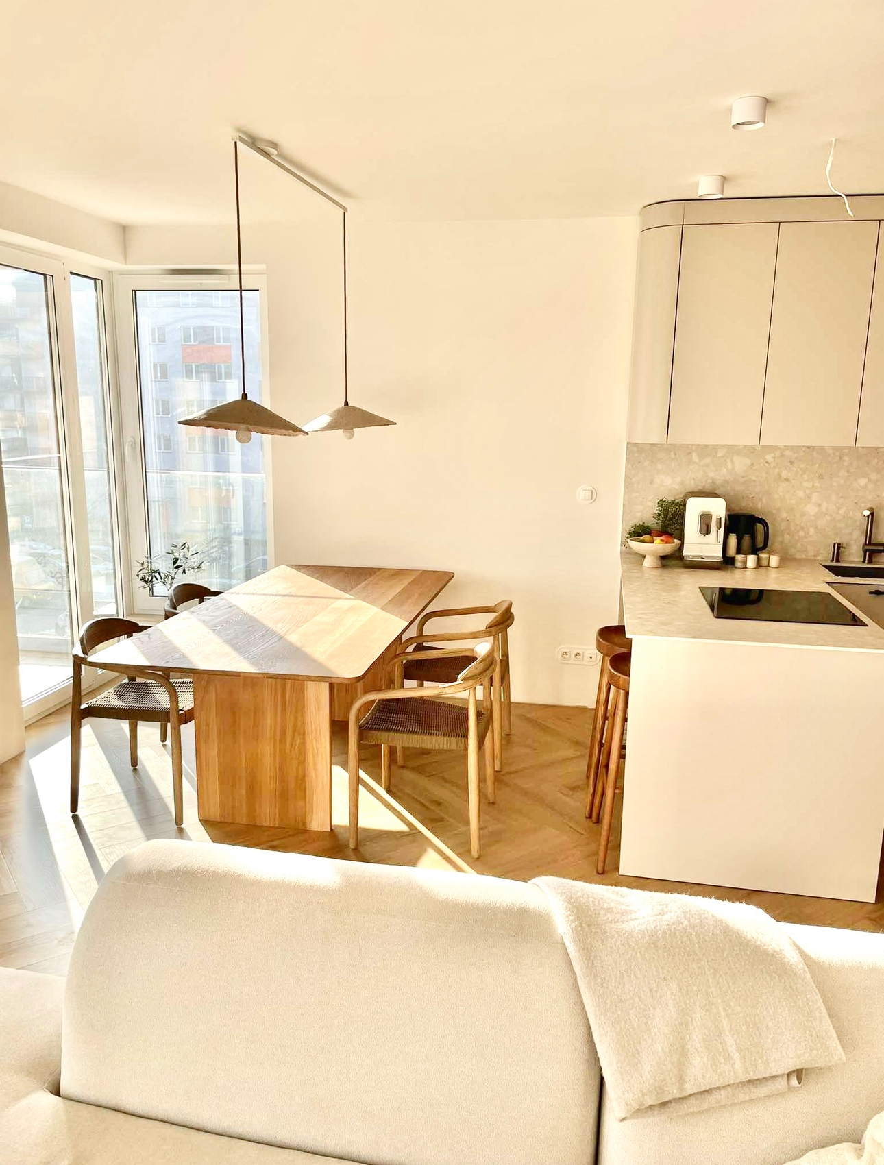 Trendy w meblach dębowych na 2025 rok – co będzie modne w aranżacji wnętrz?